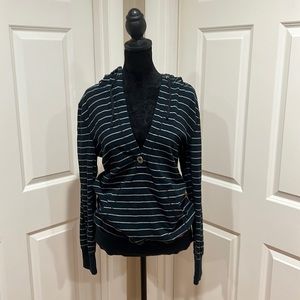 North Face, women’s, large hoodie. 92% cotton/8% elastane. Made in Qiz, Jordan.